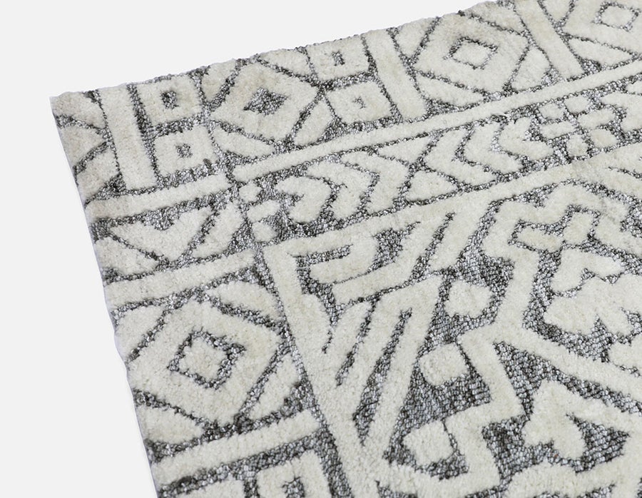 MILT knitted polyester rug 305 cm x 366 cm undefined