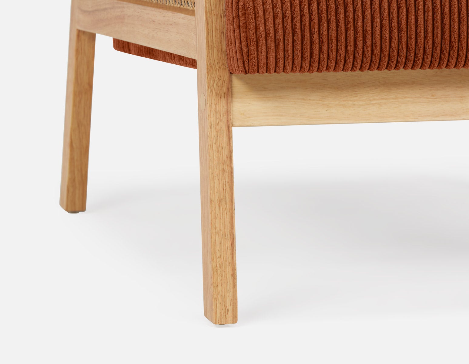 BECKETT fauteuil aux accents de velours côtelé et de rotin undefined