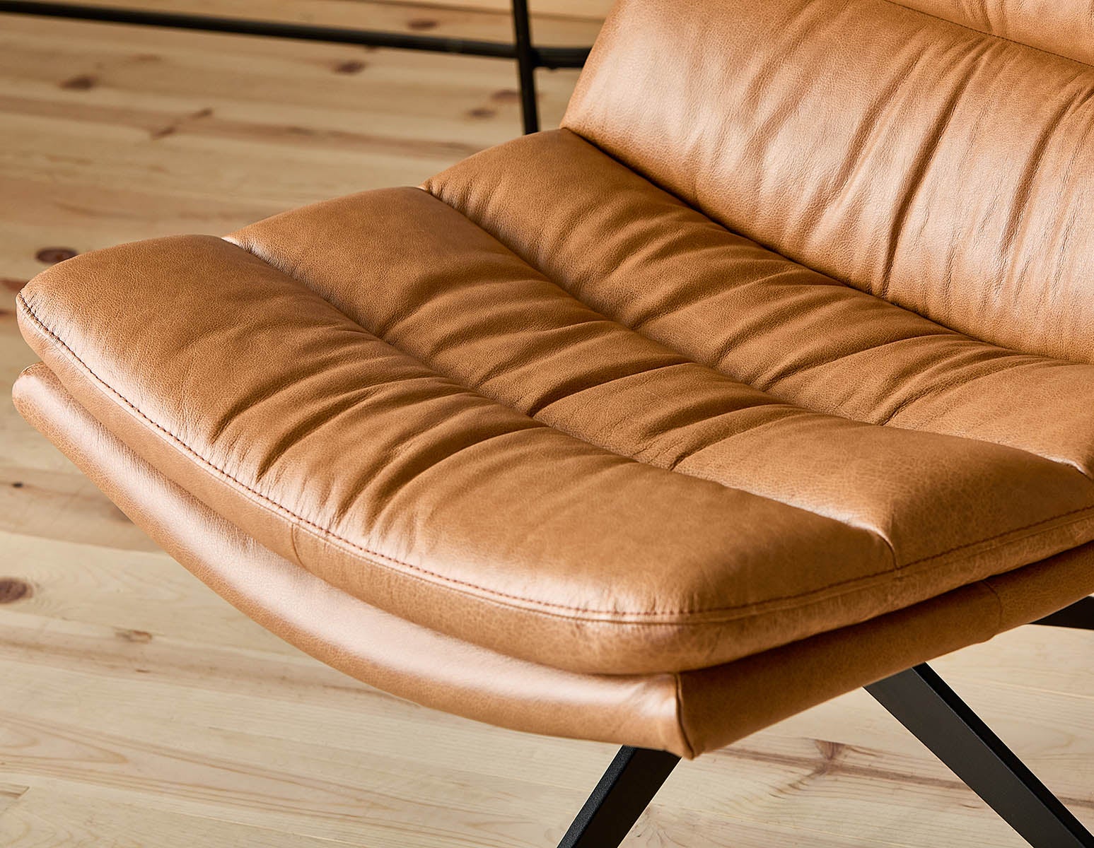DORADA 100% leather swivel armchair undefined