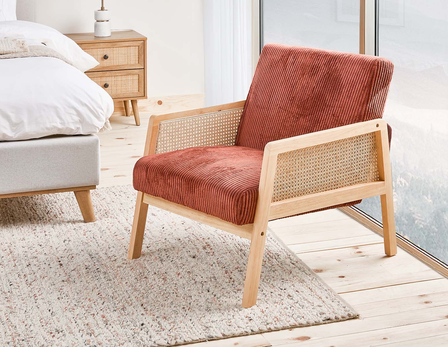 BECKETT fauteuil aux accents de velours côtelé et de rotin undefined